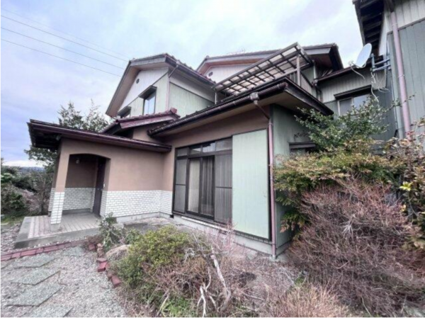 南砺市本江、中古一戸建ての外観画像です