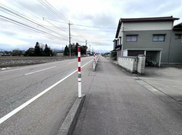 南砺市本江、中古一戸建ての前面道路を含む現地写真画像です