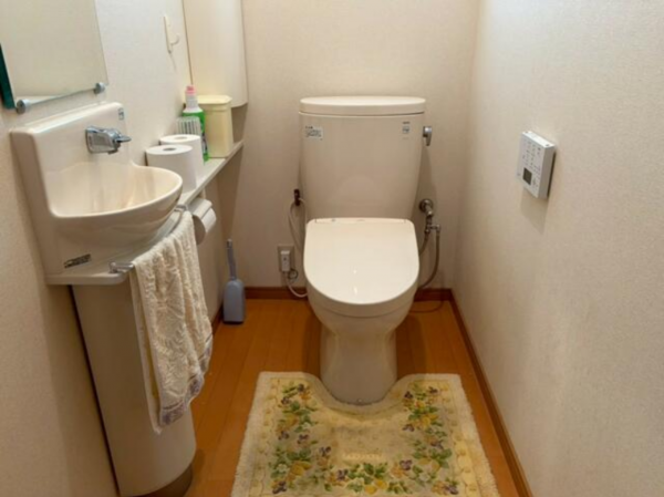 南砺市北野、中古一戸建てのトイレ画像です