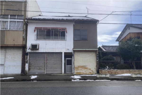 砺波市新富町、収益物件/店舗付住宅の外観画像です