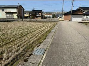 小矢部市綾子、土地の前面道路を含む現地写真画像です