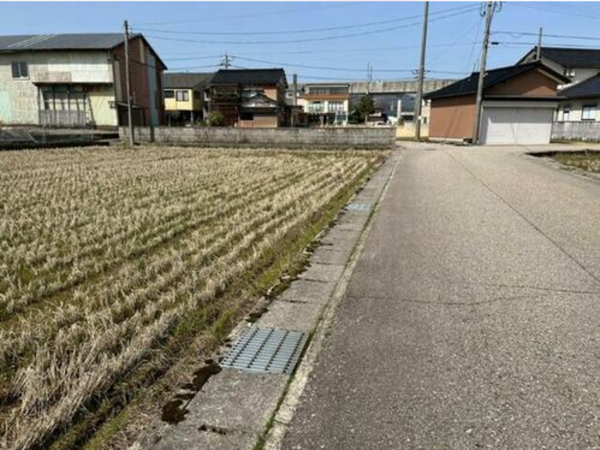 小矢部市綾子、土地の前面道路を含む現地写真画像です