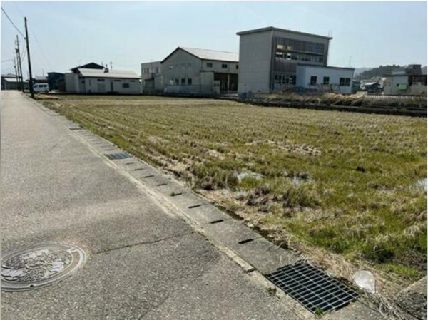小矢部市綾子、土地の前面道路を含む現地写真画像です