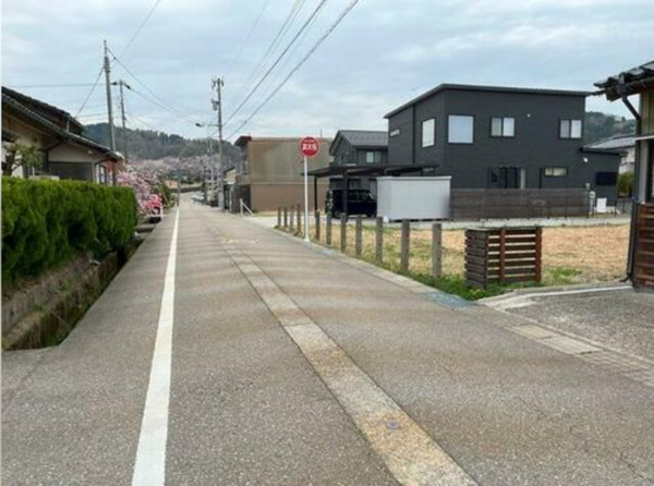 小矢部市埴生、土地の前面道路を含む現地写真画像です