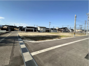 南砺市二日町、土地の前面道路を含む現地写真画像です