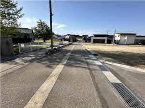 南砺市二日町、土地の前面道路を含む現地写真画像です