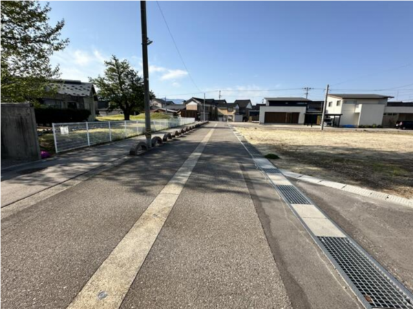 南砺市二日町、土地の前面道路を含む現地写真画像です