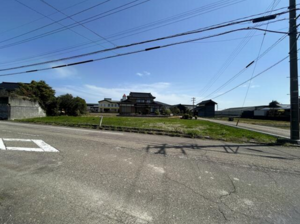 小矢部市鷲島、土地の前面道路を含む現地写真画像です