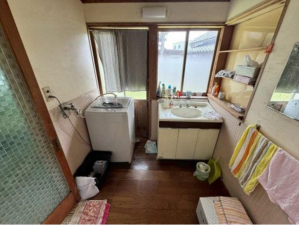 砺波市安川、中古一戸建ての洗面画像です
