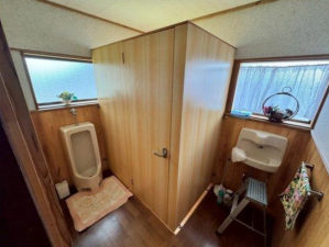 砺波市安川、中古一戸建てのトイレ画像です