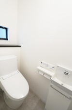 小矢部市埴生、新築一戸建てのトイレ画像です