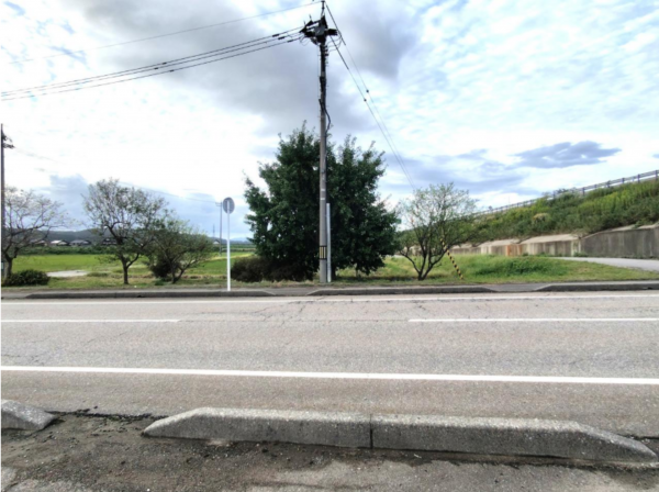 南砺市梅ケ島、土地の前面道路を含む現地写真画像です