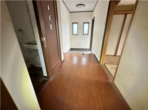 南砺市池田、中古一戸建ての玄関画像です