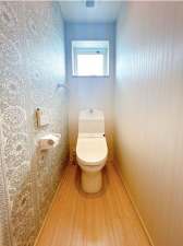 砺波市鷹栖、中古一戸建てのトイレ画像です