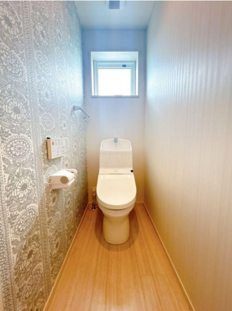 砺波市鷹栖、中古一戸建てのトイレ画像です