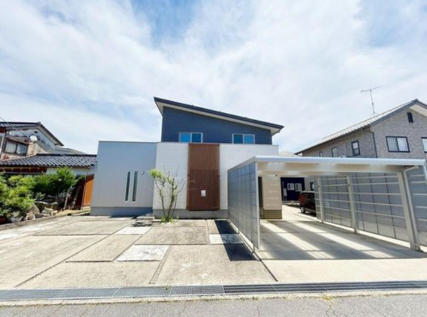 砺波市鷹栖、中古一戸建ての外観画像です