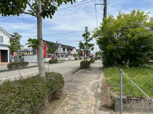 小矢部市津沢、土地の前面道路を含む現地写真画像です