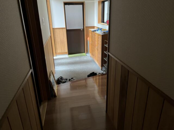 南砺市福野、収益物件/店舗付住宅の玄関画像です