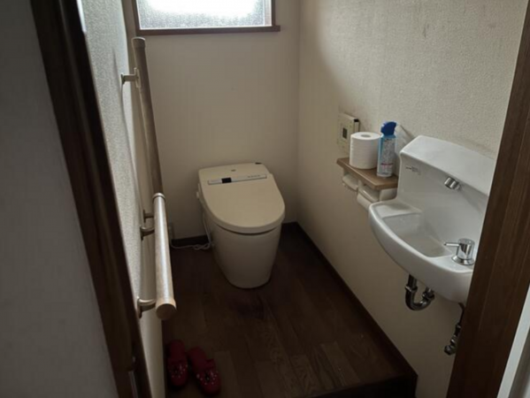 南砺市福野、収益物件/店舗付住宅のトイレ画像です