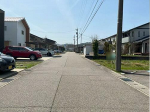 小矢部市綾子、土地の前面道路を含む現地写真画像です