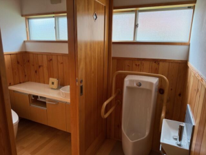 砺波市林、中古一戸建てのトイレ画像です