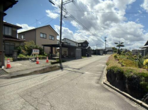 砺波市千代、土地の前面道路を含む現地写真画像です