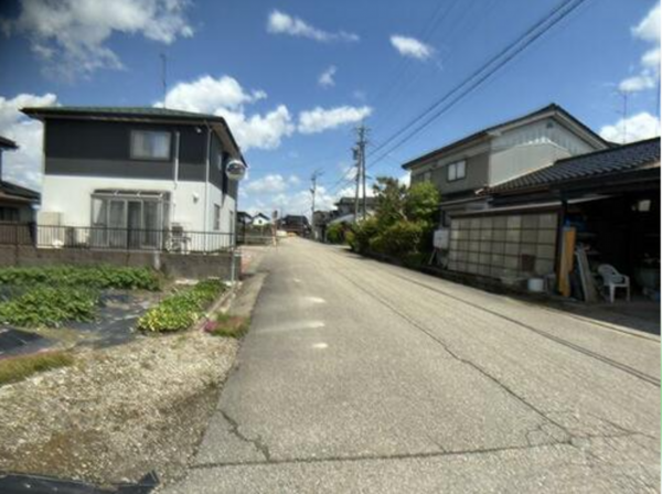 砺波市千代、土地の前面道路を含む現地写真画像です