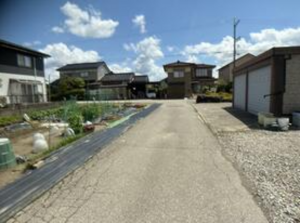 砺波市千代、土地の前面道路を含む現地写真画像です