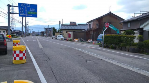 南砺市荒木、土地の前面道路を含む現地写真画像です