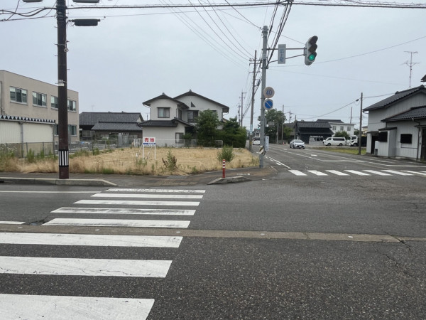 砺波市鷹栖出、土地の前面道路を含む現地写真画像です