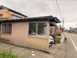 砺波市宮森新、中古一戸建ての駐車場画像です