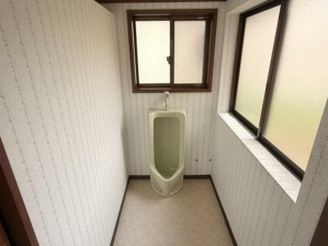 砺波市宮森新、中古一戸建てのトイレ画像です