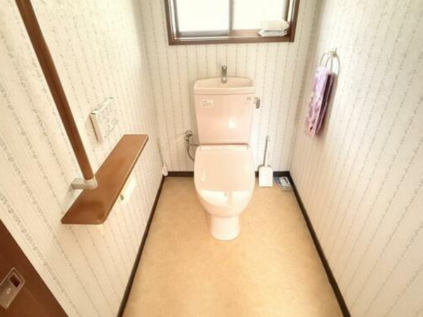 砺波市宮森新、中古一戸建てのトイレ画像です