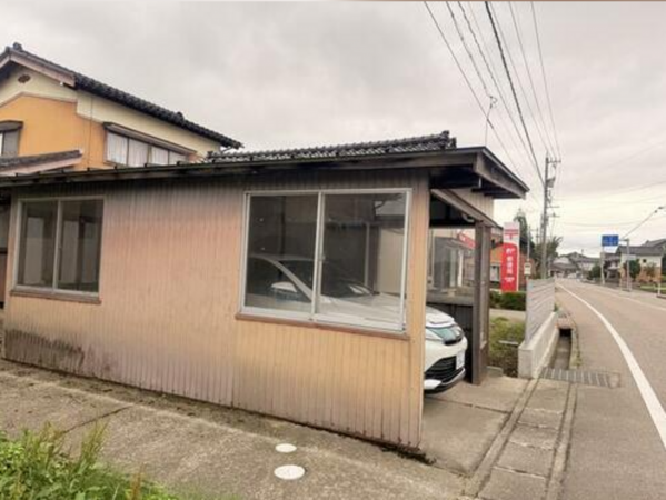 砺波市宮森新、中古一戸建ての駐車場画像です