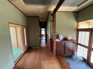 小矢部市埴生、中古一戸建ての玄関画像です