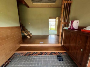 小矢部市埴生、中古一戸建ての玄関画像です