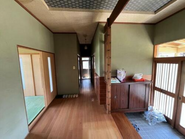 小矢部市埴生、中古一戸建ての玄関画像です