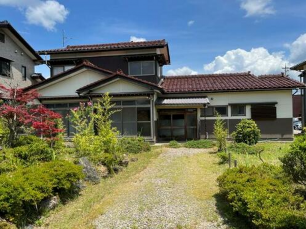 小矢部市埴生、中古一戸建ての外観画像です