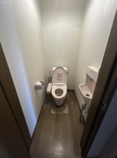 南砺市柴田屋、中古一戸建てのトイレ画像です