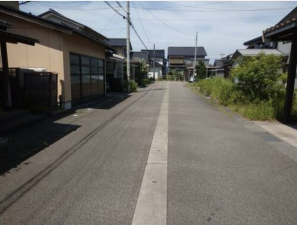南砺市柴田屋、中古一戸建ての前面道路を含む現地写真画像です