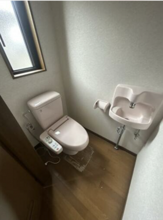 南砺市柴田屋、中古一戸建てのトイレ画像です