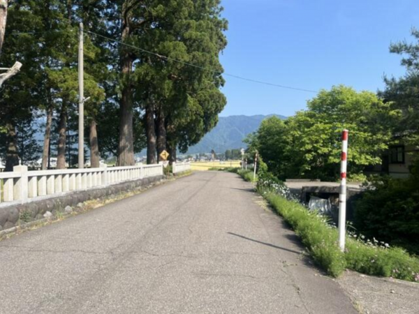 南砺市国広、中古一戸建ての前面道路を含む現地写真画像です