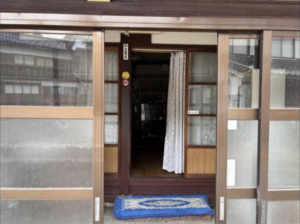 砺波市庄川町、中古一戸建ての玄関画像です