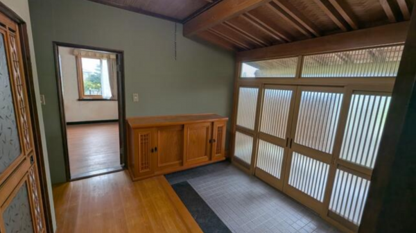 南砺市専勝寺、中古一戸建ての玄関画像です