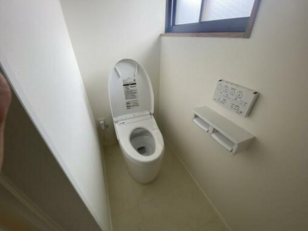 砺波市千代、中古一戸建てのトイレ画像です
