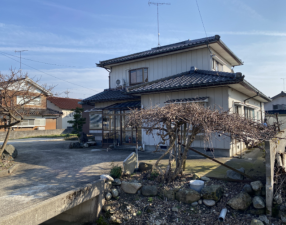 南砺市安室、中古一戸建ての外観画像です