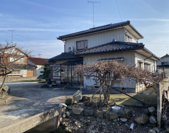 南砺市安室、中古一戸建ての外観画像です