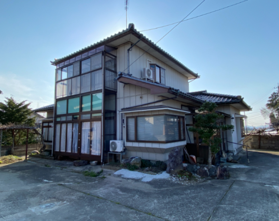 南砺市安室、中古一戸建ての外観画像です