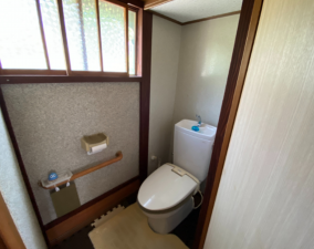 南砺市北川、中古一戸建てのトイレ画像です