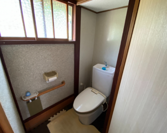 南砺市北川、中古一戸建てのトイレ画像です